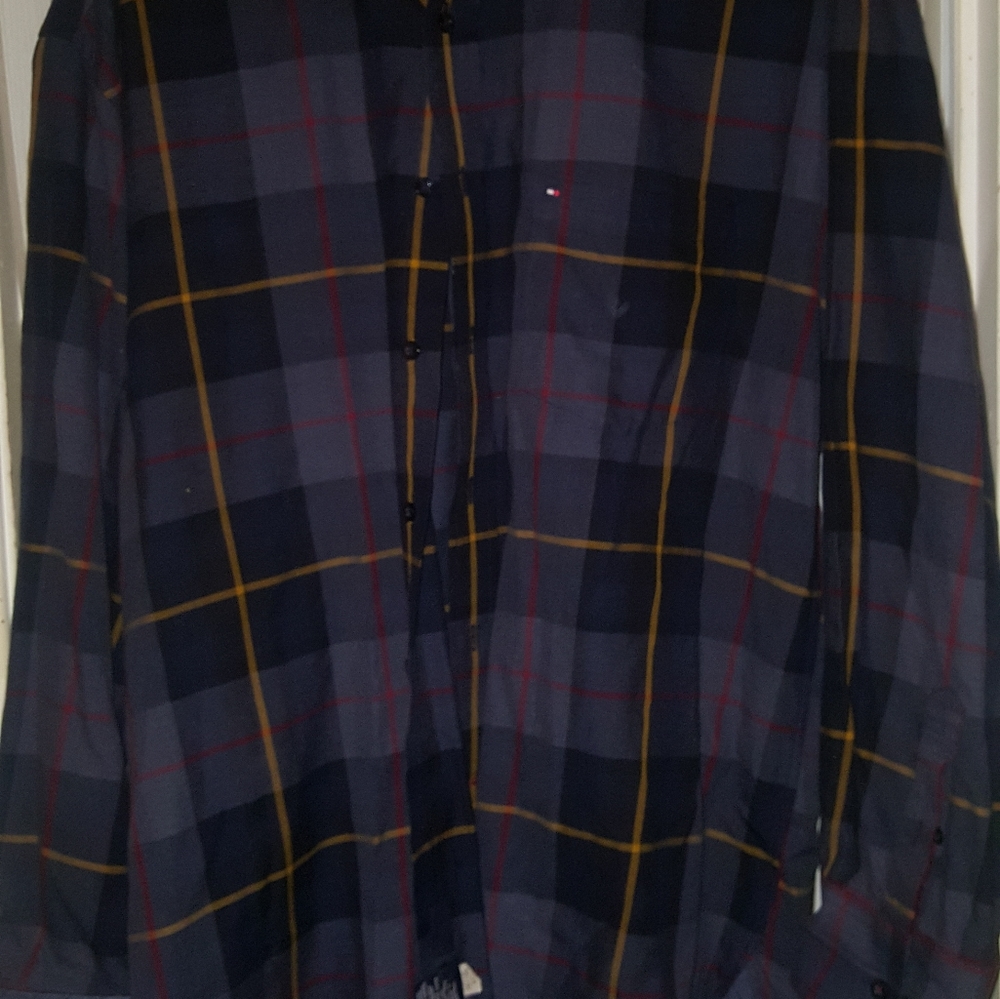 men's size Xl Tommy Hilfiger shirt